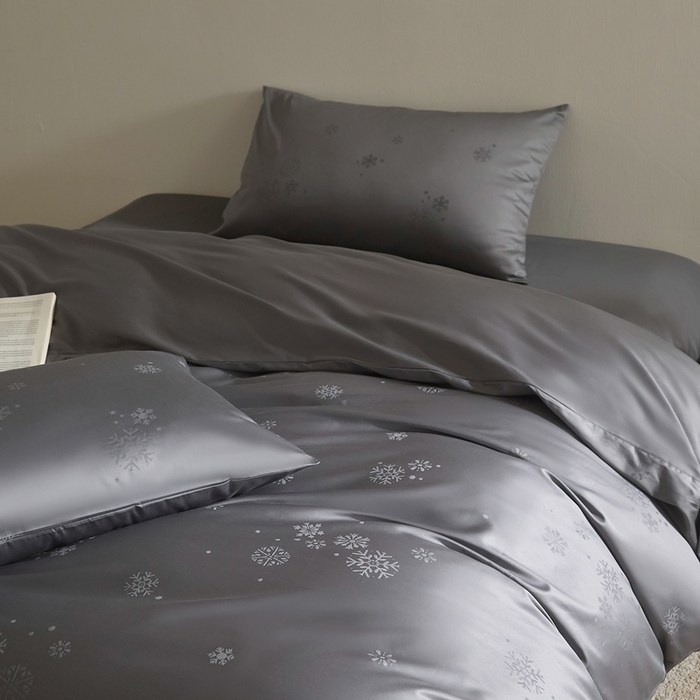 91家纺网 家纺一手货源 找家纺 ONE TWO ONE 121 2025新款100S长绒棉纯棉活性印染提花四件套-雪落绒花 雪落绒花-灰