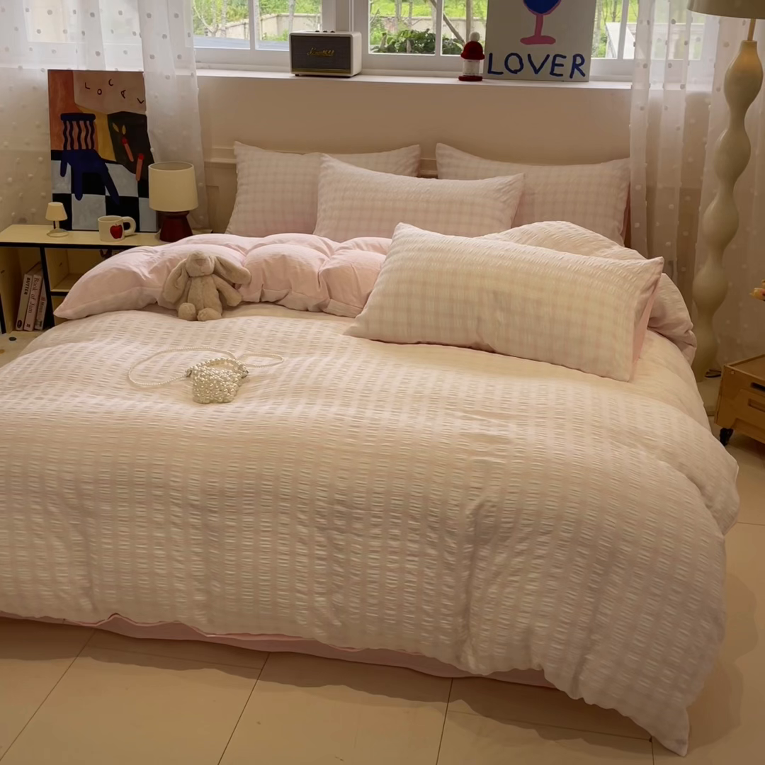 91家纺网 家纺一手货源 找家纺 凯洛奇 2025新款窗格纹泡泡纱阳离子四件套（提供买家秀） 窗格纹泡泡纱-蜜桃粉