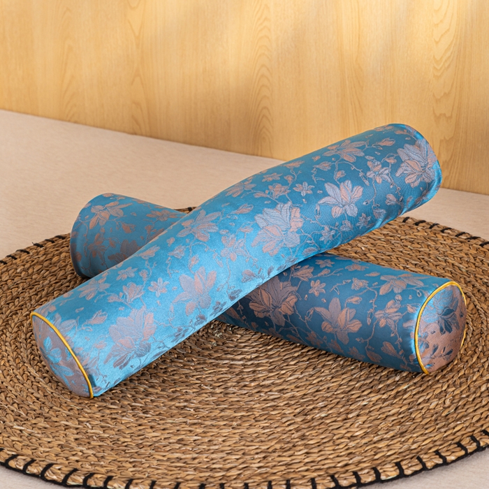 91家纺网 家纺一手货源 找家纺 织布人 2025新款荞麦枕丝绸贡缎圆柱糖果枕调养颈椎专用枕头硬枕芯 贡缎颈椎糖果枕-圆柱天空蓝 50x12cm/只