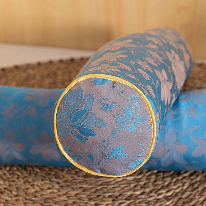 91家纺网 家纺一手货源 找家纺 织布人 2025新款荞麦枕丝绸贡缎圆柱糖果枕调养颈椎专用枕头硬枕芯 贡缎颈椎糖果枕-圆柱天空蓝 50x12cm/只