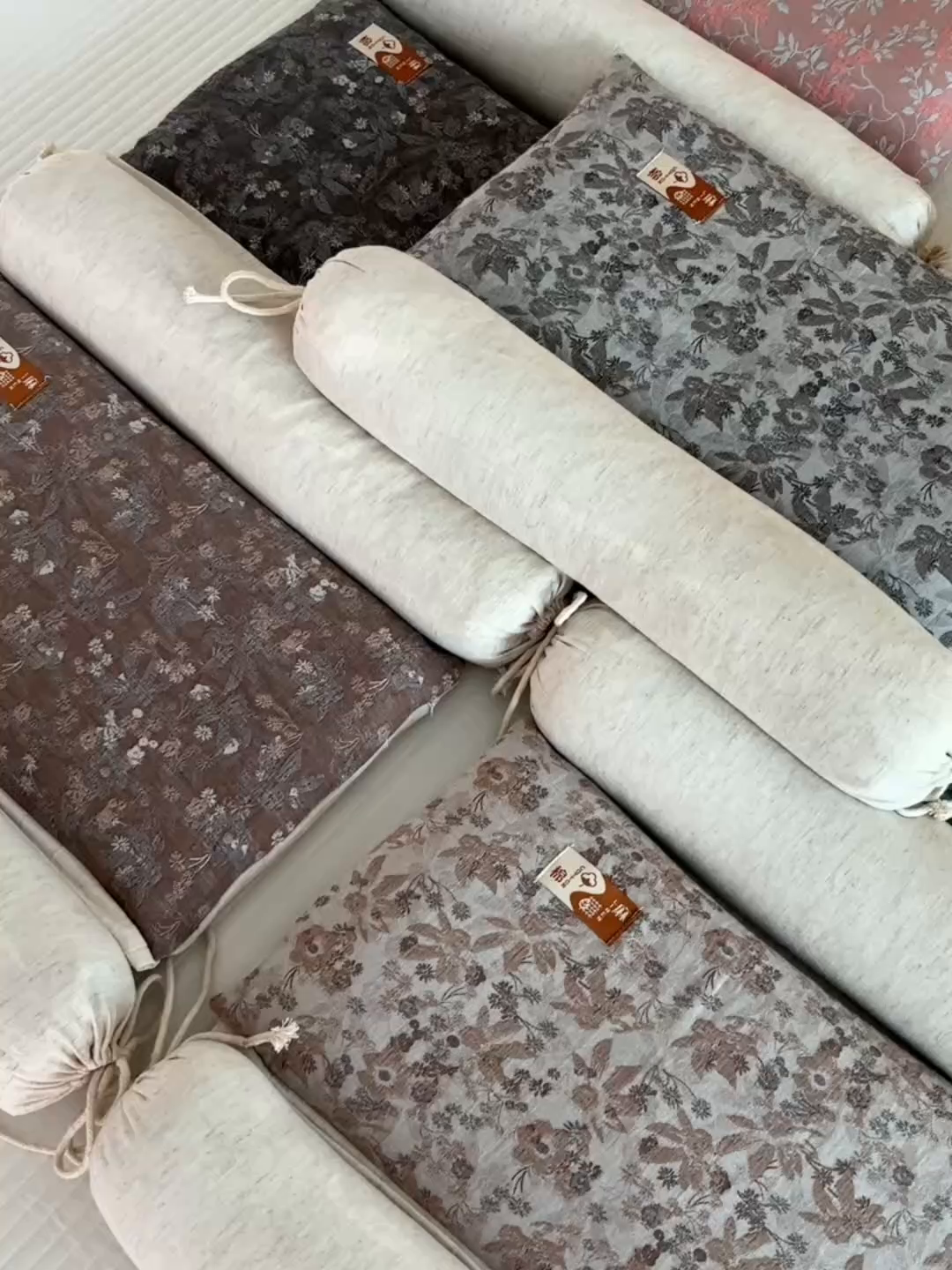 91家纺网 家纺一手货源 找家纺 织布人 2025新款荞麦枕棉麻复古风水墨画圆柱组合枕颈椎拉伸可调节硬枕芯 棉麻水墨画圆柱组合枕-竹语风吟咖 组合枕-圆柱：48x10cm/只 方枕：48x28cm/只