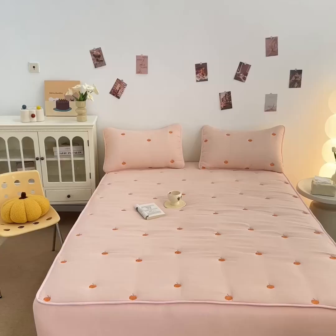 91家纺网 家纺一手货源 找家纺 （总）乐居家纺 2025新款A类亲肤夹棉刺绣床笠-南瓜