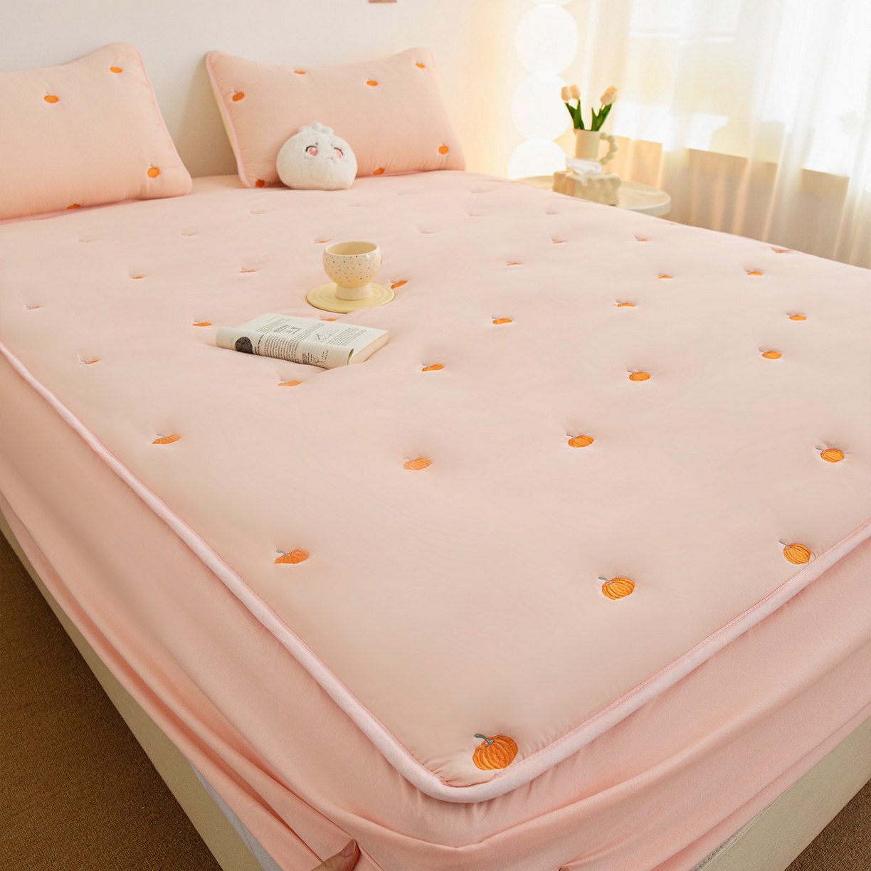 91家纺网 家纺一手货源 找家纺 （总）乐居家纺 2025新款A类亲肤夹棉刺绣床笠-南瓜