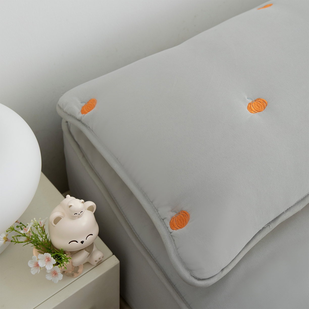 91家纺网 家纺一手货源 找家纺 乐居家纺 2025新款A类夹棉绣花双人枕套-南瓜 浅灰