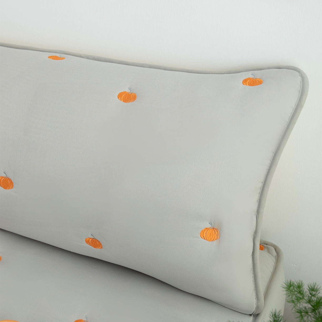 91家纺网 家纺一手货源 找家纺 乐居家纺 2025新款A类夹棉绣花双人枕套-南瓜 浅灰