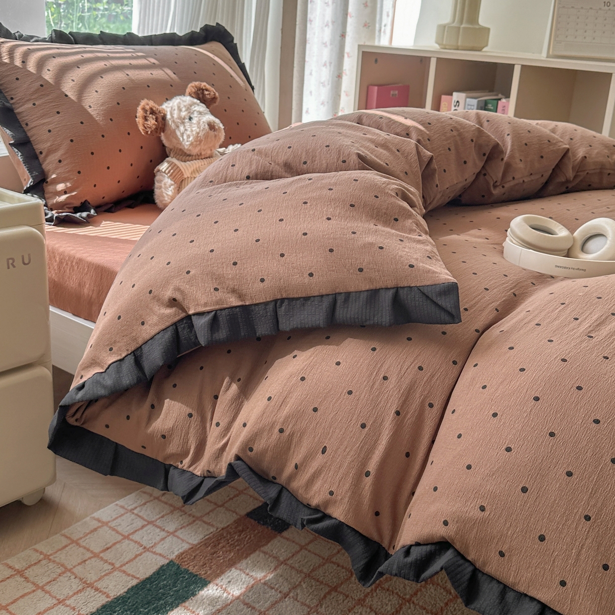 91家纺网 家纺一手货源 找家纺 韩巢家纺 2025新款小波点学生宿舍寝室上下铺三件套开学季花边被套四件套 咖波点【黑皱皱花边款】