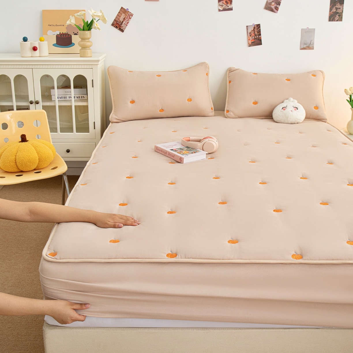 91家纺网 家纺一手货源 找家纺 乐居家纺 2025新款A类亲肤夹棉刺绣床笠-南瓜 卡其