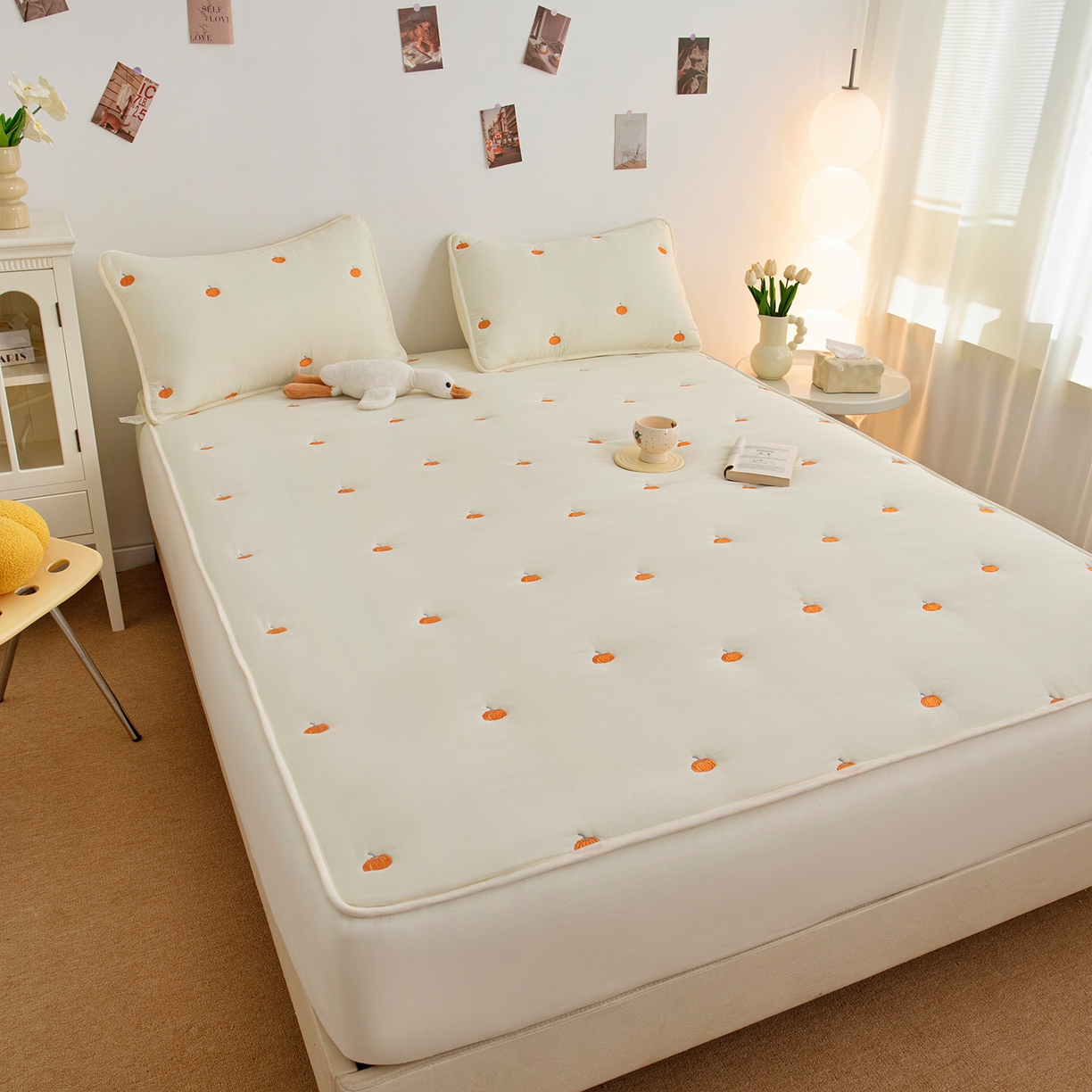 91家纺网 家纺一手货源 找家纺 乐居家纺 2025新款A类亲肤夹棉刺绣床笠-南瓜 米白