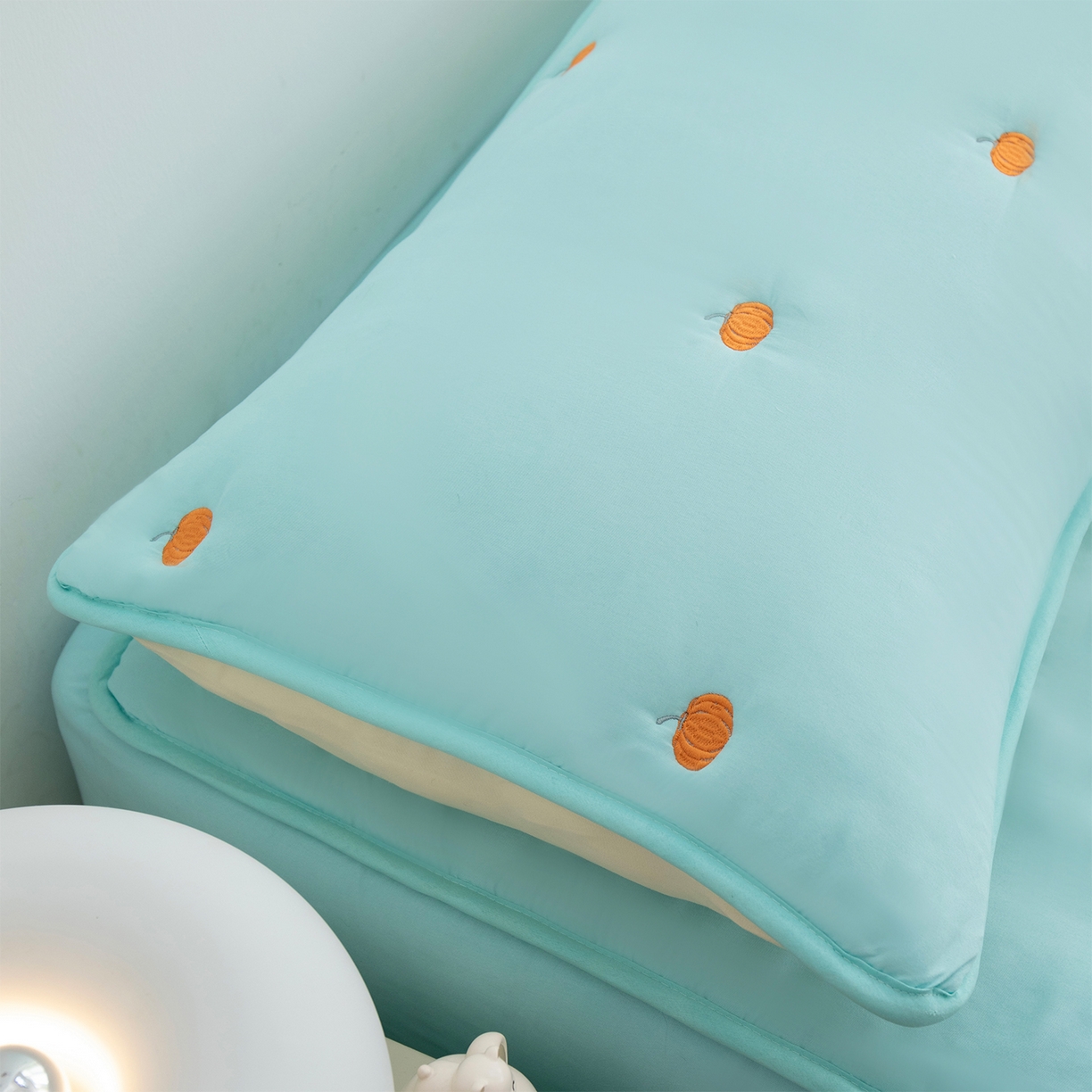 91家纺网 家纺一手货源 找家纺 乐居家纺 2025新款A类夹棉绣花双人枕套-南瓜 水蓝