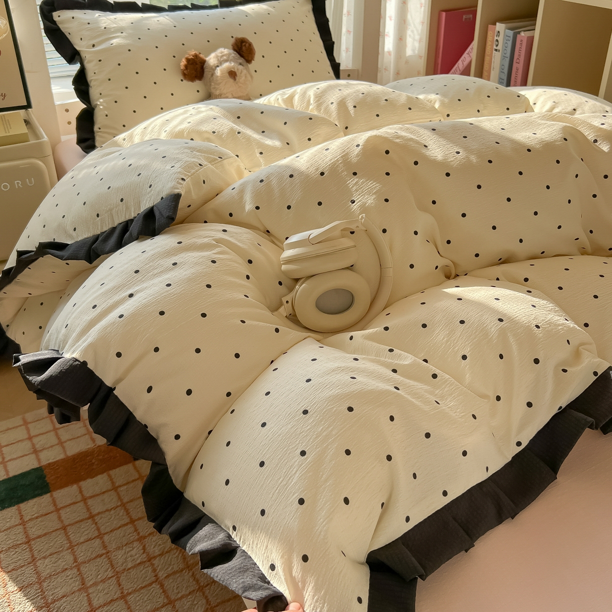 91家纺网 家纺一手货源 找家纺 韩巢家纺 2025新款小波点学生宿舍寝室上下铺三件套开学季花边被套四件套 米黄波点【黑皱皱花边款】