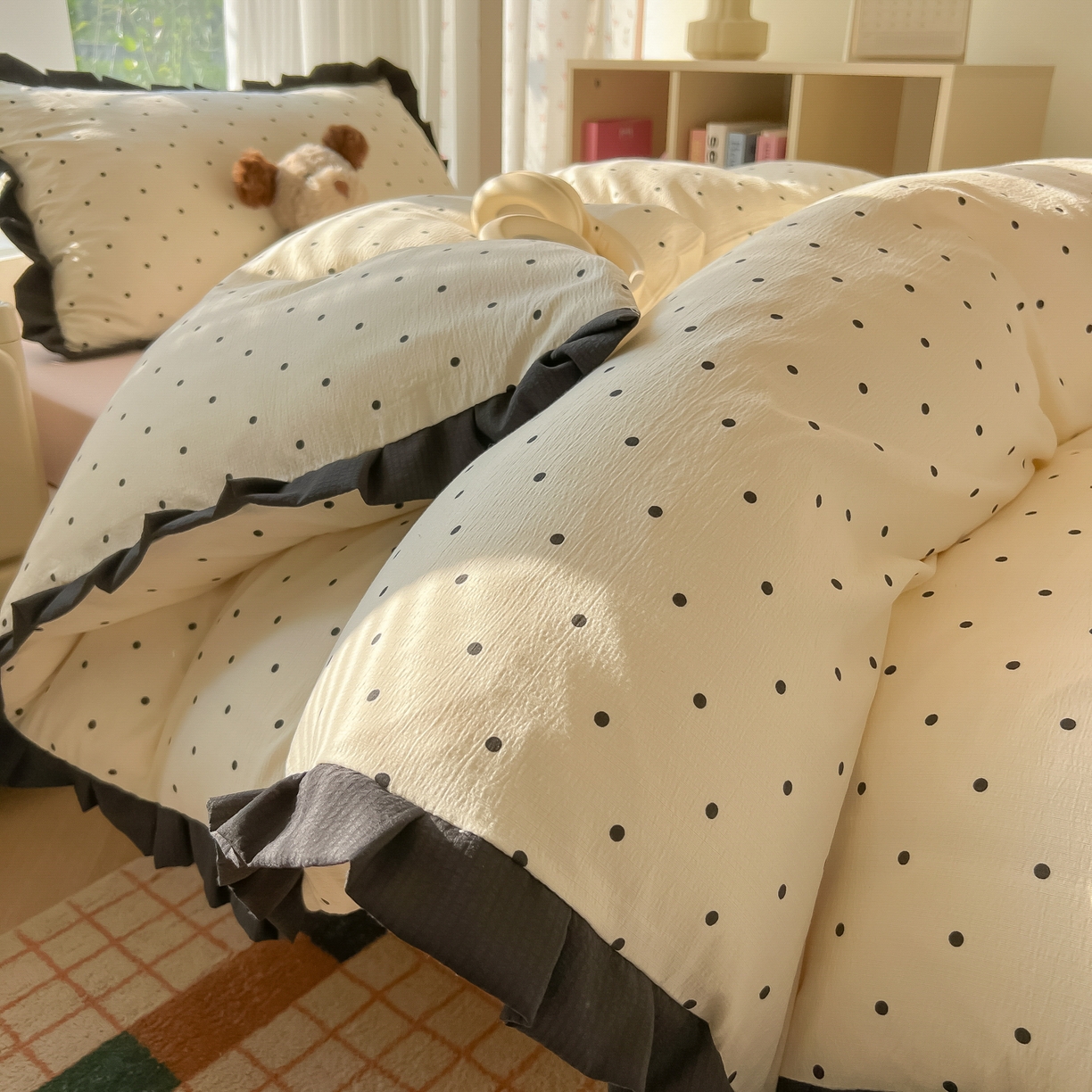 91家纺网 家纺一手货源 找家纺 韩巢家纺 2025新款小波点学生宿舍寝室上下铺三件套开学季花边被套四件套 米黄波点【黑皱皱花边款】