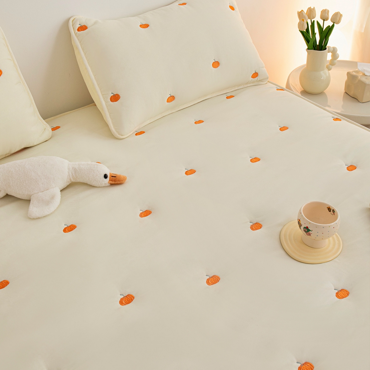 91家纺网 家纺一手货源 找家纺 乐居家纺 2025新款A类亲肤夹棉刺绣床笠-南瓜 米白