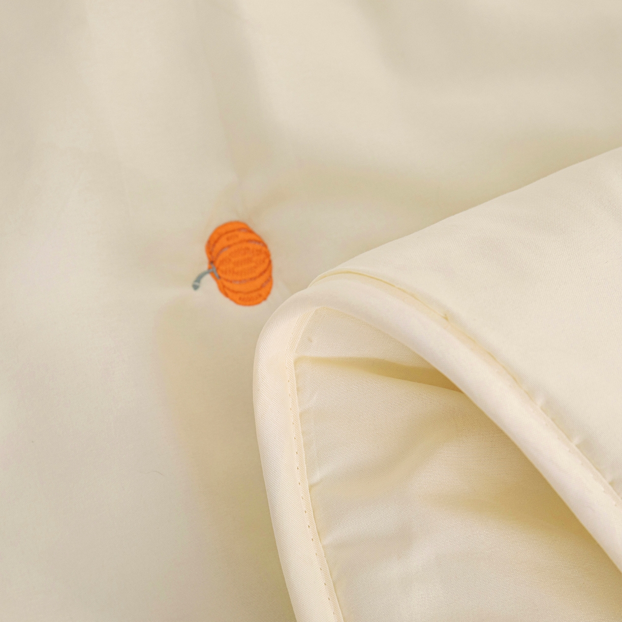 91家纺网 家纺一手货源 找家纺 乐居家纺 2025新款A类亲肤夹棉刺绣床笠-南瓜 米白