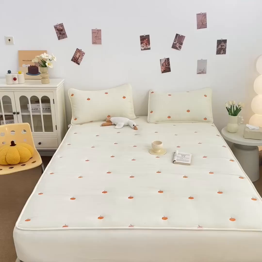 91家纺网 家纺一手货源 找家纺 乐居家纺 2025新款A类亲肤夹棉刺绣床笠-南瓜 米白