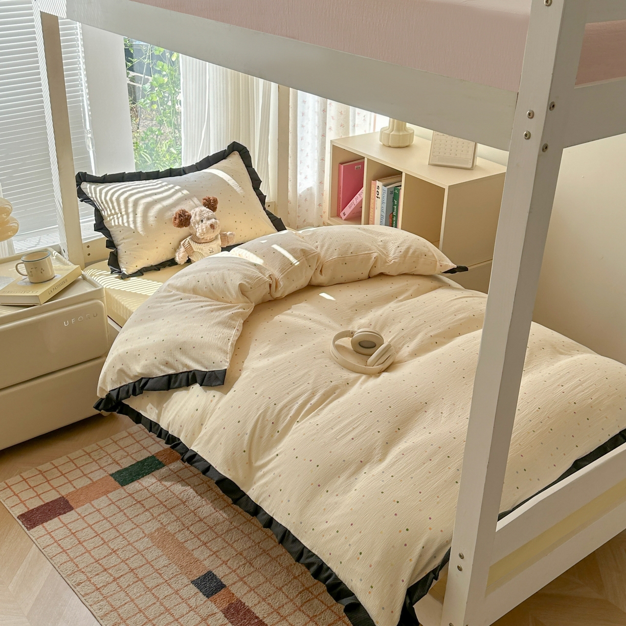 91家纺网 家纺一手货源 找家纺 韩巢家纺 2025新款小波点学生宿舍寝室上下铺三件套开学季花边被套四件套 波点世界【黑皱皱花边款】