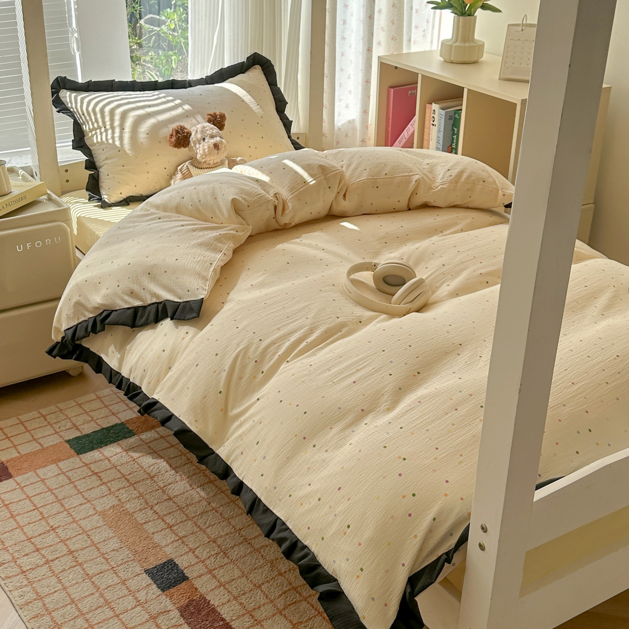 91家纺网 家纺一手货源 找家纺 韩巢家纺 2025新款小波点学生宿舍寝室上下铺三件套开学季花边被套四件套 波点世界【黑皱皱花边款】