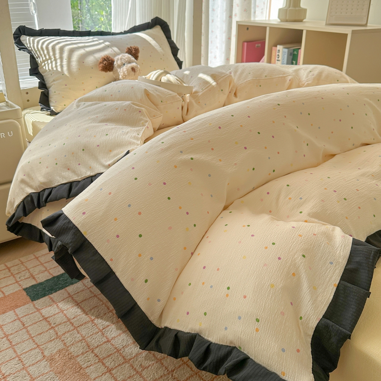 91家纺网 家纺一手货源 找家纺 韩巢家纺 2025新款小波点学生宿舍寝室上下铺三件套开学季花边被套四件套 波点世界【黑皱皱花边款】