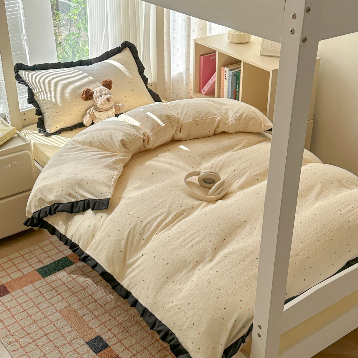 91家纺网 家纺一手货源 找家纺 韩巢家纺 2025新款小波点学生宿舍寝室上下铺三件套开学季花边被套四件套 波点世界【黑皱皱花边款】