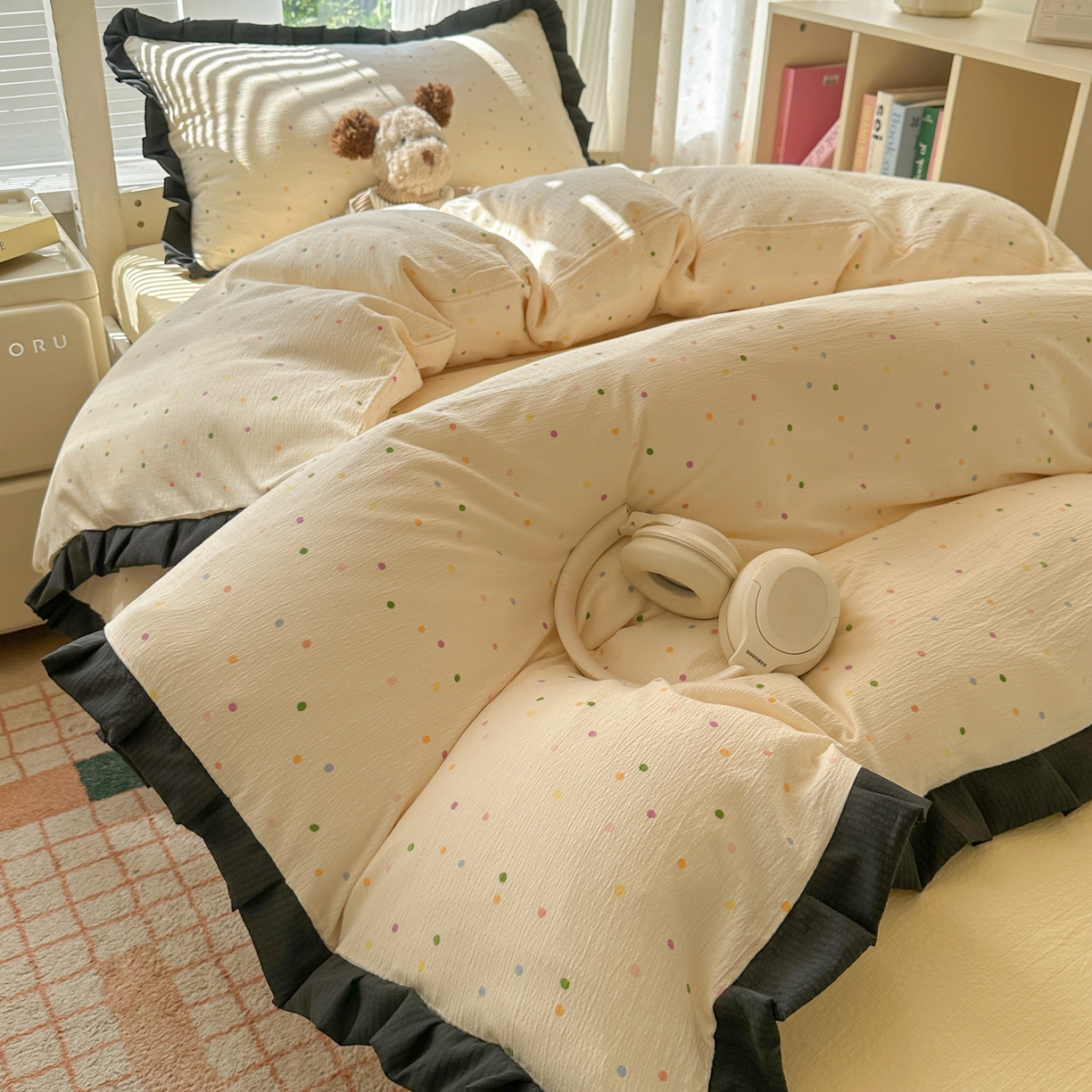 91家纺网 家纺一手货源 找家纺 韩巢家纺 2025新款小波点学生宿舍寝室上下铺三件套开学季花边被套四件套 波点世界【黑皱皱花边款】