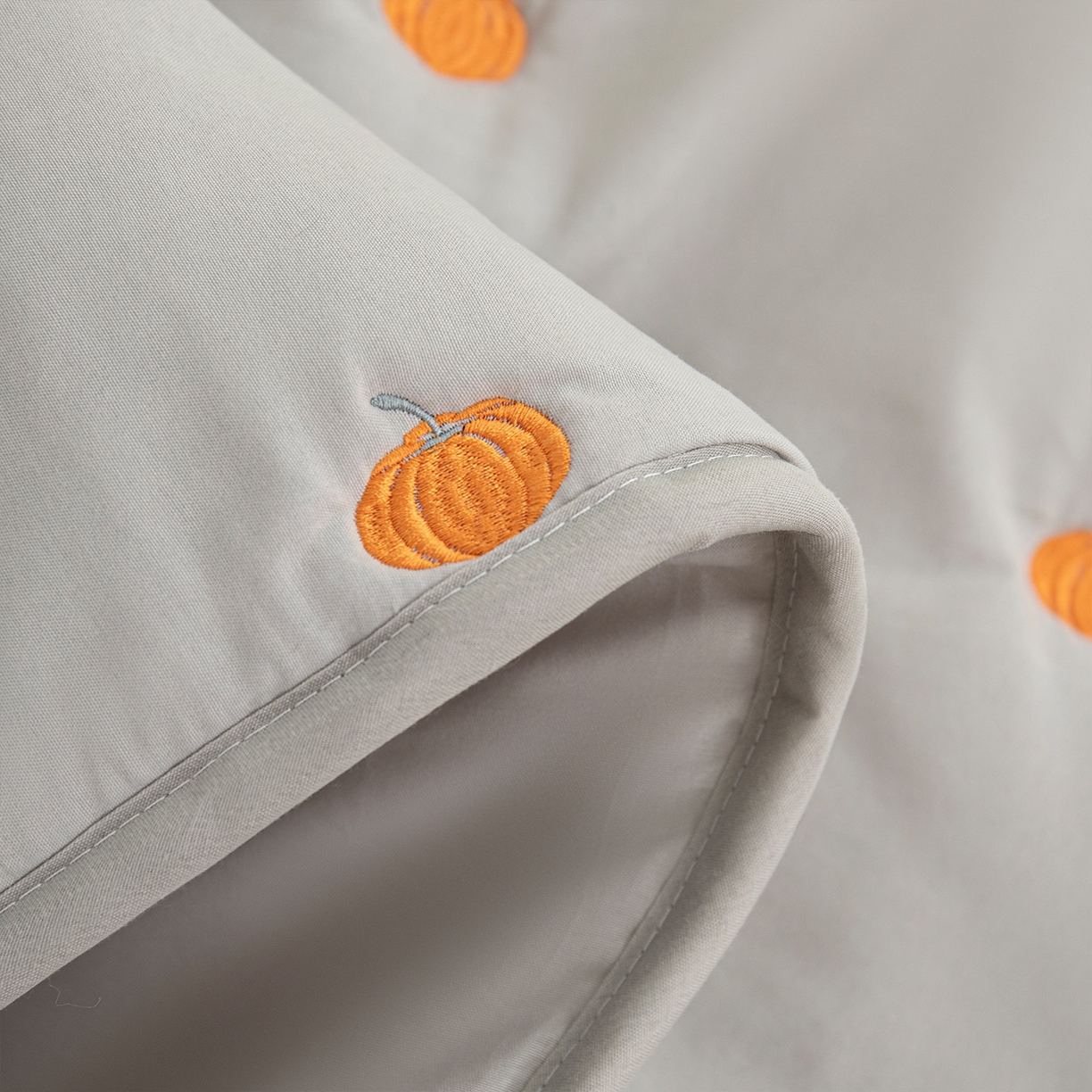 91家纺网 家纺一手货源 找家纺 乐居家纺 2025新款A类亲肤夹棉刺绣床笠-南瓜 浅灰