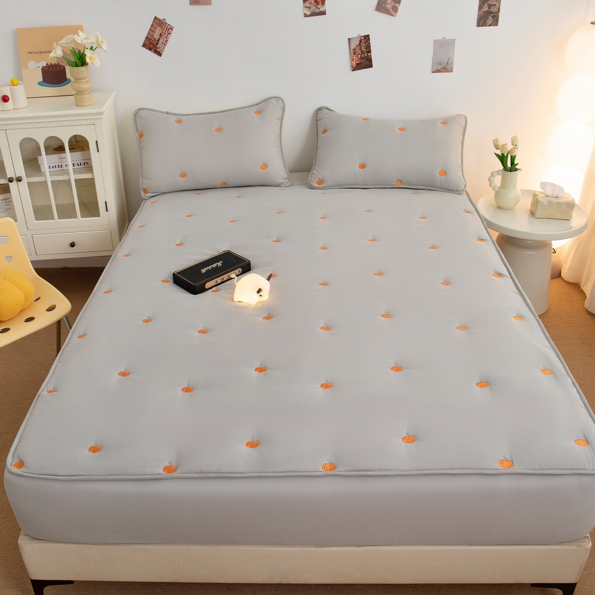 91家纺网 家纺一手货源 找家纺 乐居家纺 2025新款A类亲肤夹棉刺绣床笠-南瓜 浅灰