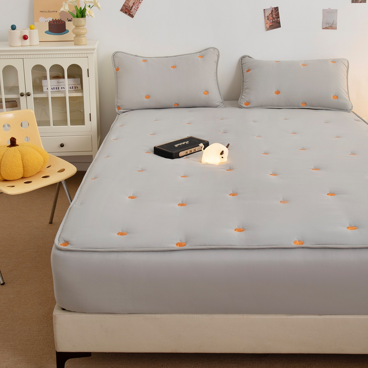 91家纺网 家纺一手货源 找家纺 乐居家纺 2025新款A类亲肤夹棉刺绣床笠-南瓜 浅灰