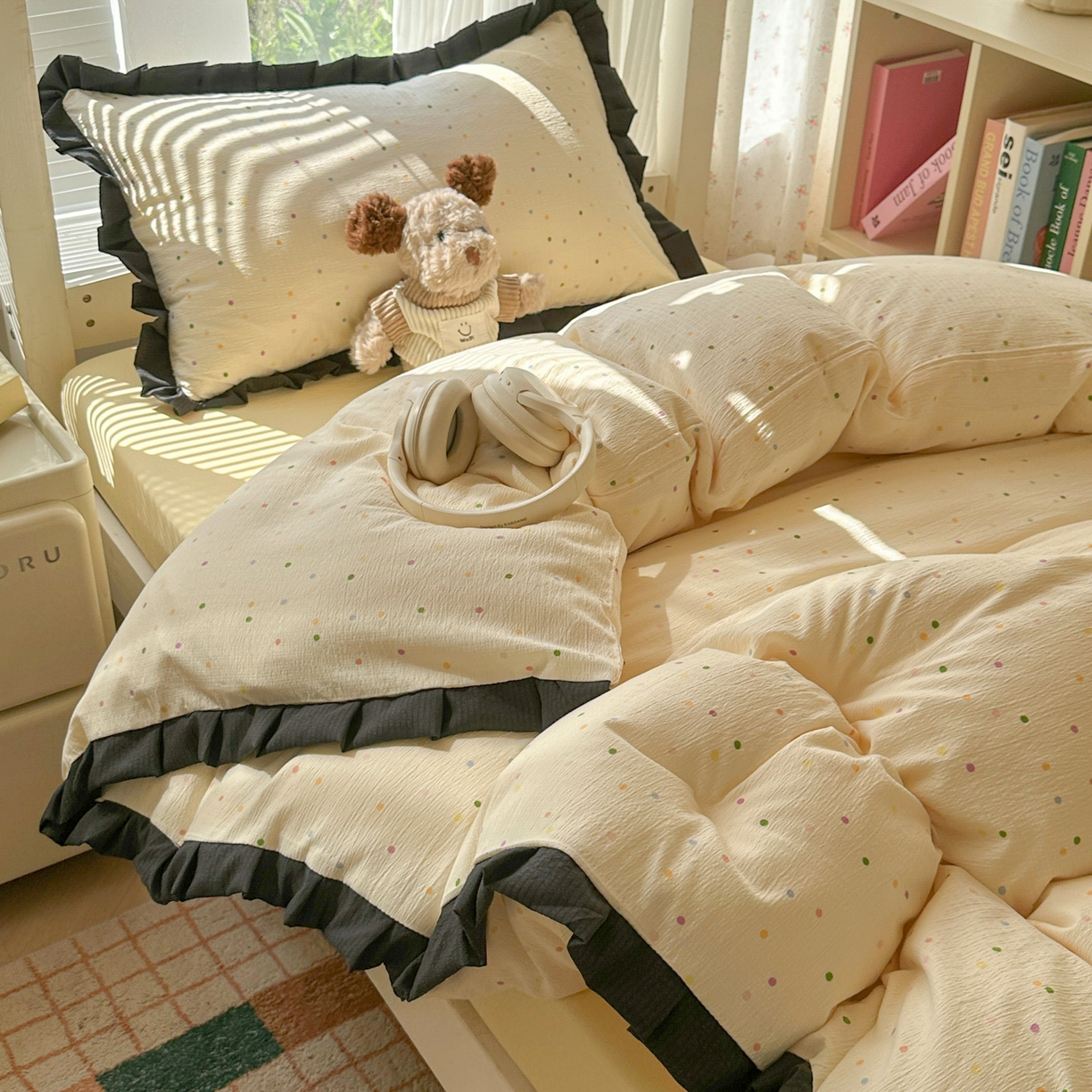 91家纺网 家纺一手货源 找家纺 韩巢家纺 2025新款小波点学生宿舍寝室上下铺三件套开学季花边被套四件套 波点世界【黑皱皱花边款】