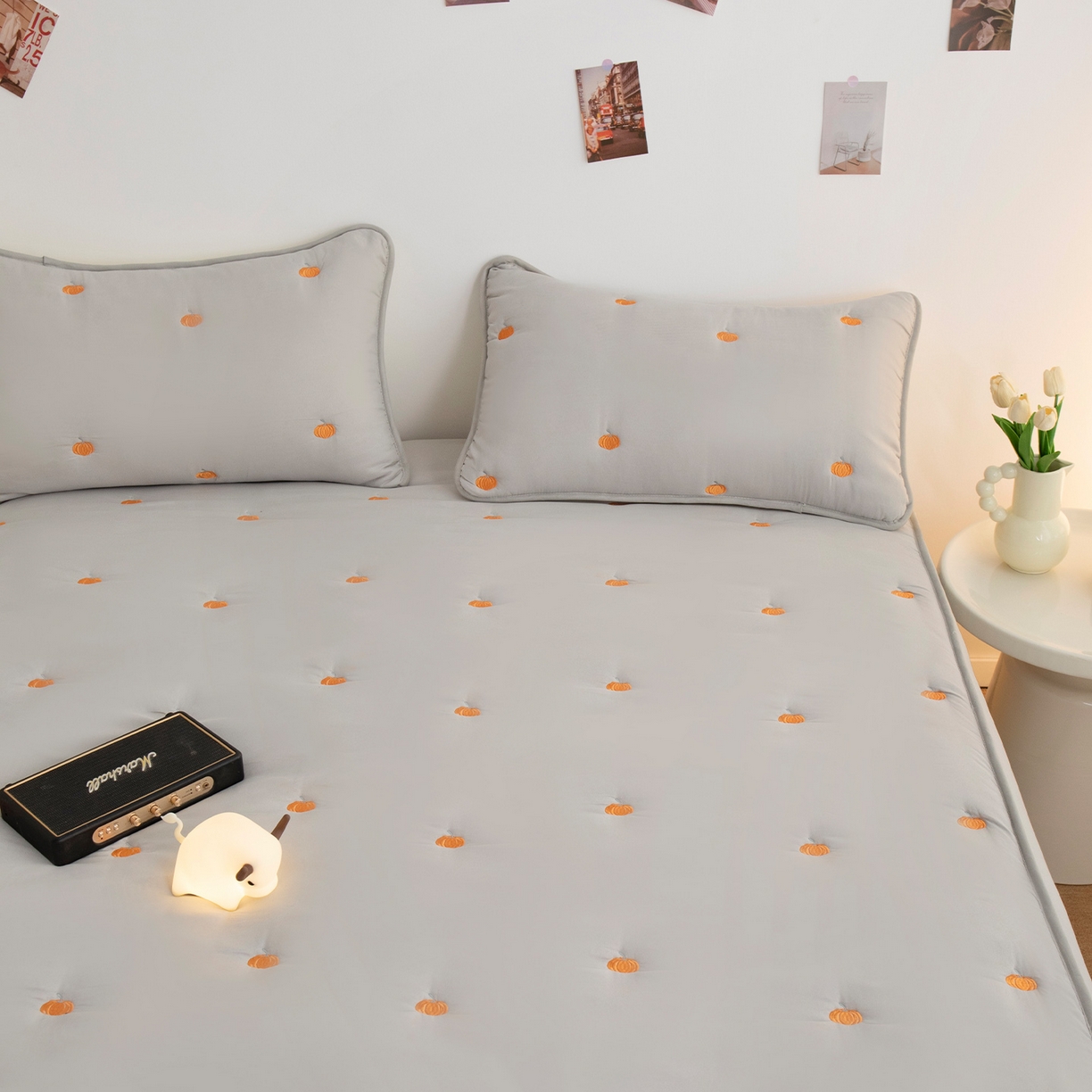 91家纺网 家纺一手货源 找家纺 乐居家纺 2025新款A类亲肤夹棉刺绣床笠-南瓜 浅灰