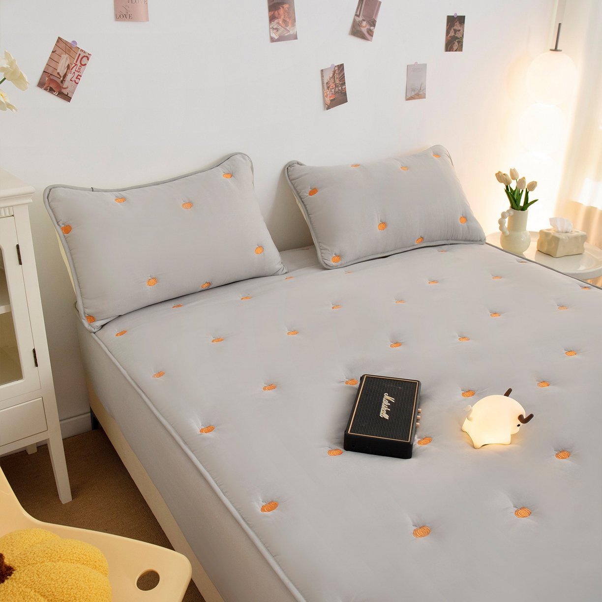 91家纺网 家纺一手货源 找家纺 乐居家纺 2025新款A类亲肤夹棉刺绣床笠-南瓜 浅灰