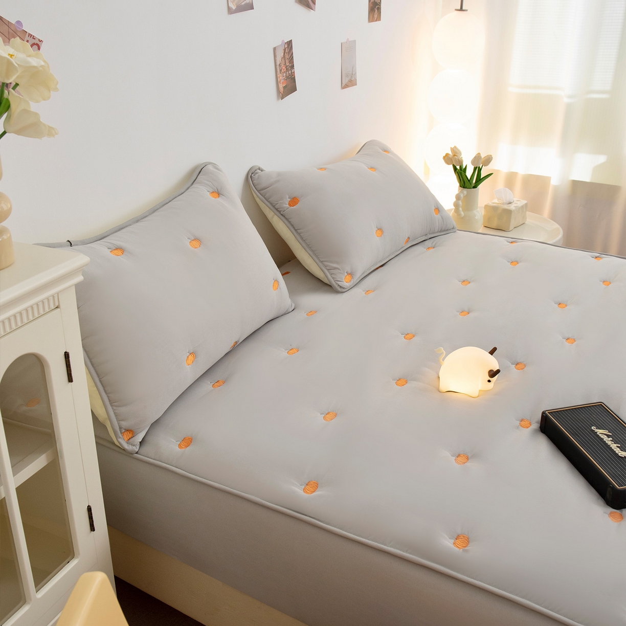 91家纺网 家纺一手货源 找家纺 乐居家纺 2025新款A类亲肤夹棉刺绣床笠-南瓜 浅灰