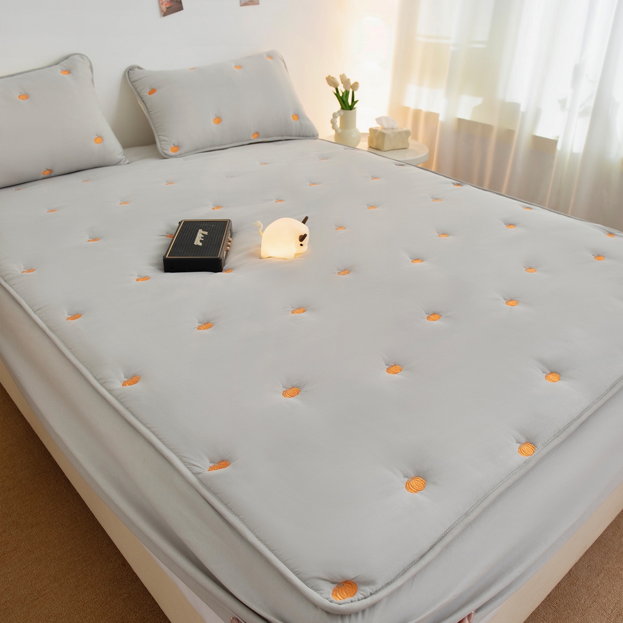 91家纺网 家纺一手货源 找家纺 乐居家纺 2025新款A类亲肤夹棉刺绣床笠-南瓜 浅灰