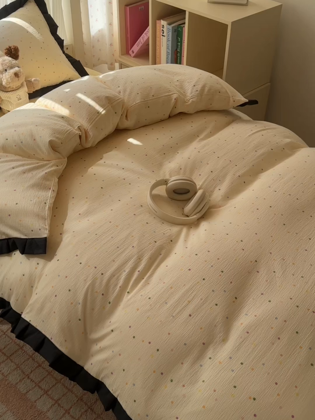 91家纺网 家纺一手货源 找家纺 韩巢家纺 2025新款小波点学生宿舍寝室上下铺三件套开学季花边被套四件套 波点世界【黑皱皱花边款】