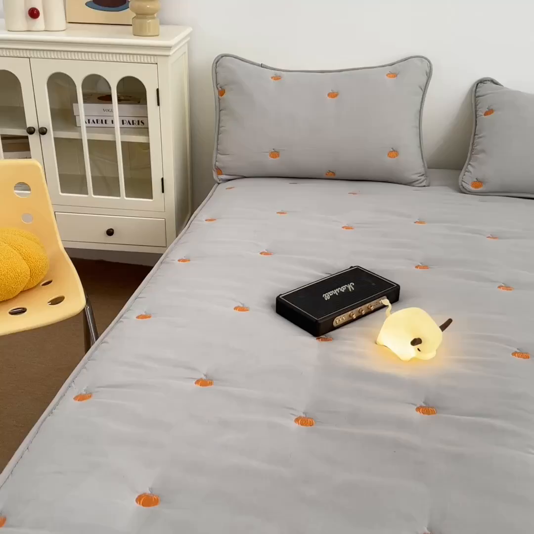 91家纺网 家纺一手货源 找家纺 乐居家纺 2025新款A类亲肤夹棉刺绣床笠-南瓜 浅灰