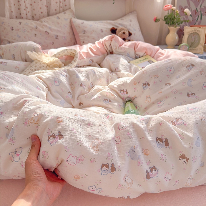 91家纺网 家纺一手货源 找家纺 罗亿家纺 2025新款云感双层纱印花四件套 童话-晴天小猫