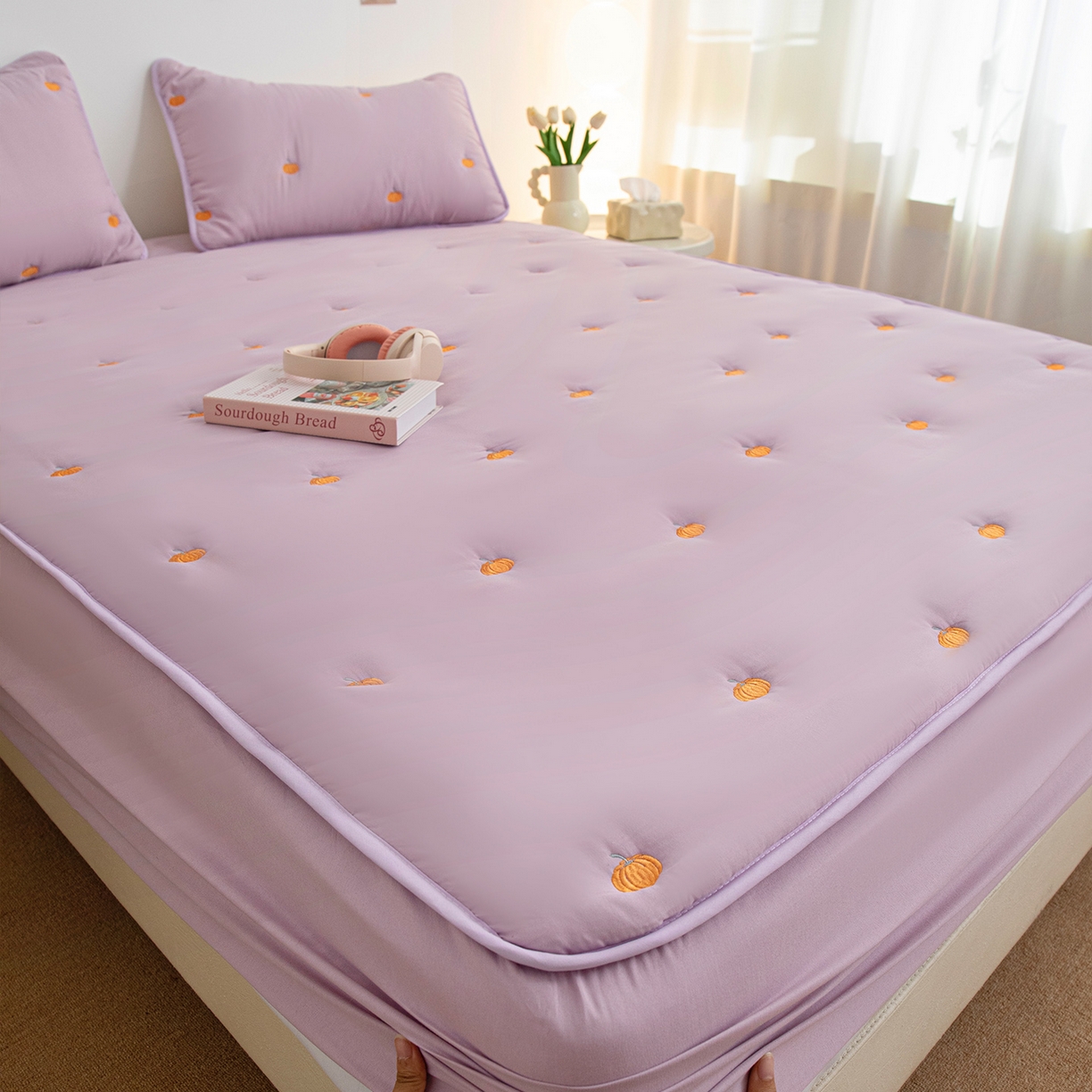 91家纺网 家纺一手货源 找家纺 乐居家纺 2025新款A类亲肤夹棉刺绣床笠-南瓜 浅紫