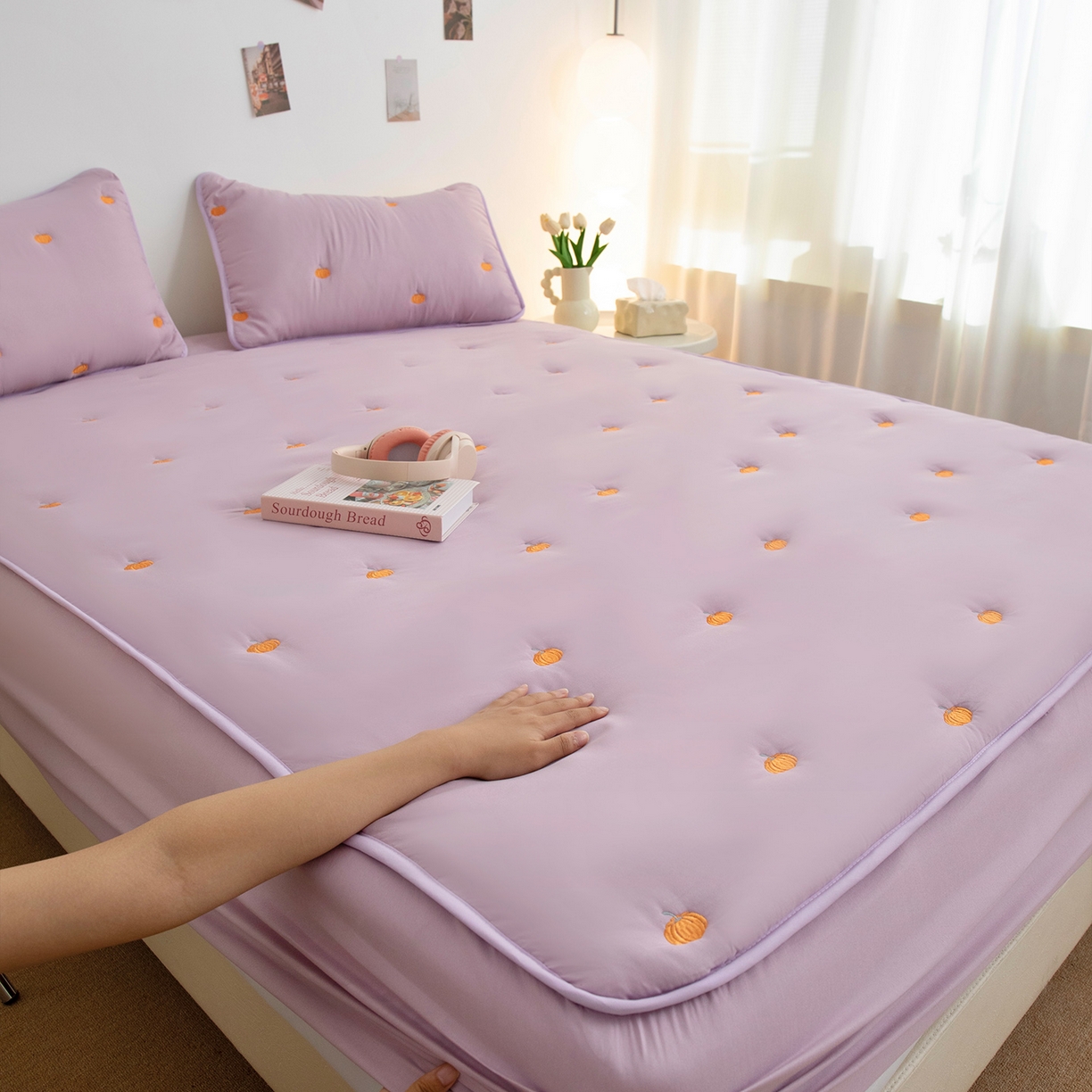 91家纺网 家纺一手货源 找家纺 乐居家纺 2025新款A类亲肤夹棉刺绣床笠-南瓜 浅紫