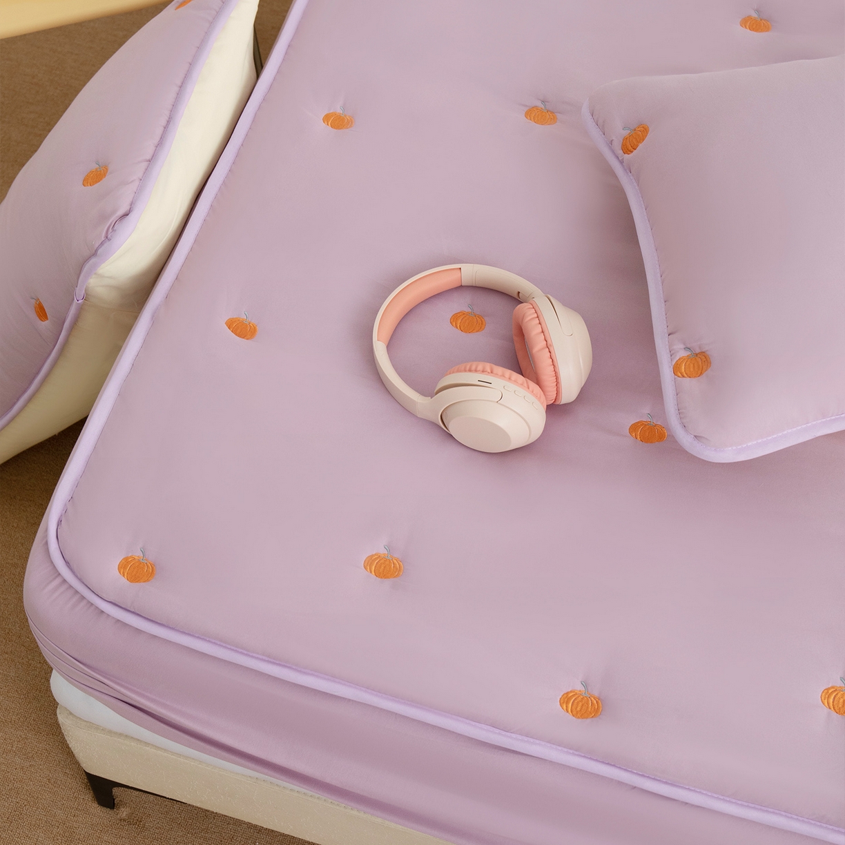 91家纺网 家纺一手货源 找家纺 乐居家纺 2025新款A类亲肤夹棉刺绣床笠-南瓜 浅紫