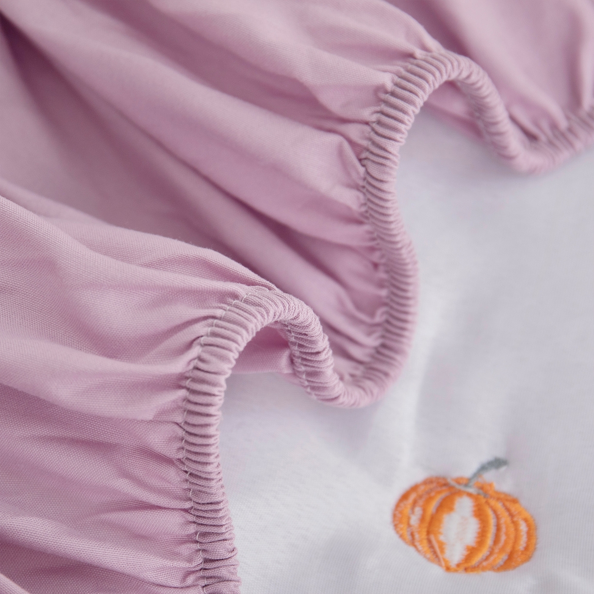 91家纺网 家纺一手货源 找家纺 乐居家纺 2025新款A类亲肤夹棉刺绣床笠-南瓜 浅紫