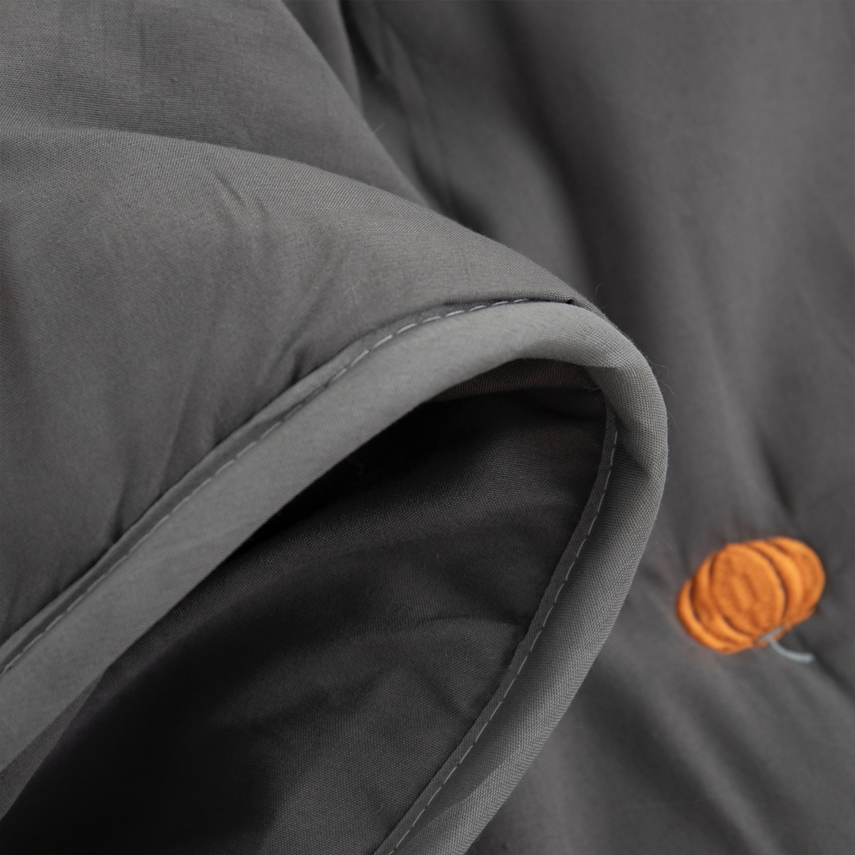 91家纺网 家纺一手货源 找家纺 乐居家纺 2025新款A类亲肤夹棉刺绣床笠-南瓜 深灰