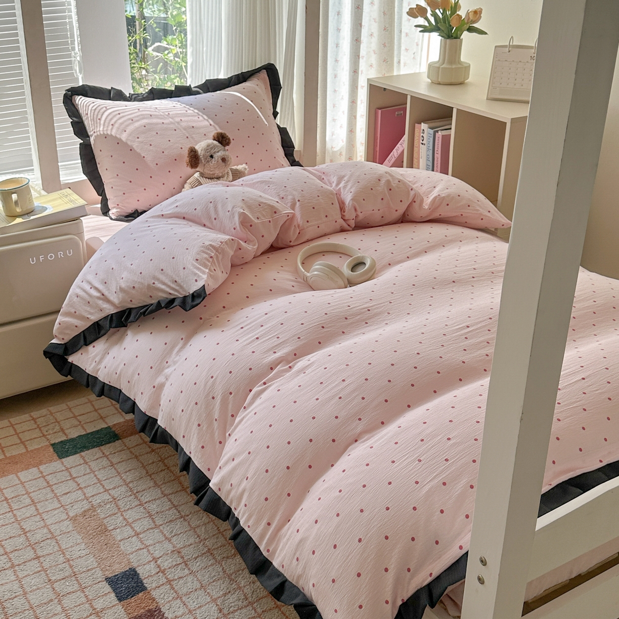 91家纺网 家纺一手货源 找家纺 韩巢家纺 2025新款小波点学生宿舍寝室上下铺三件套开学季花边被套四件套 红深粉波点【黑皱皱花边款】