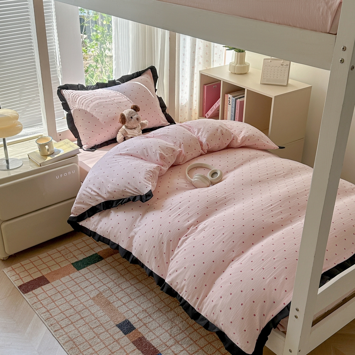 91家纺网 家纺一手货源 找家纺 韩巢家纺 2025新款小波点学生宿舍寝室上下铺三件套开学季花边被套四件套 红深粉波点【黑皱皱花边款】