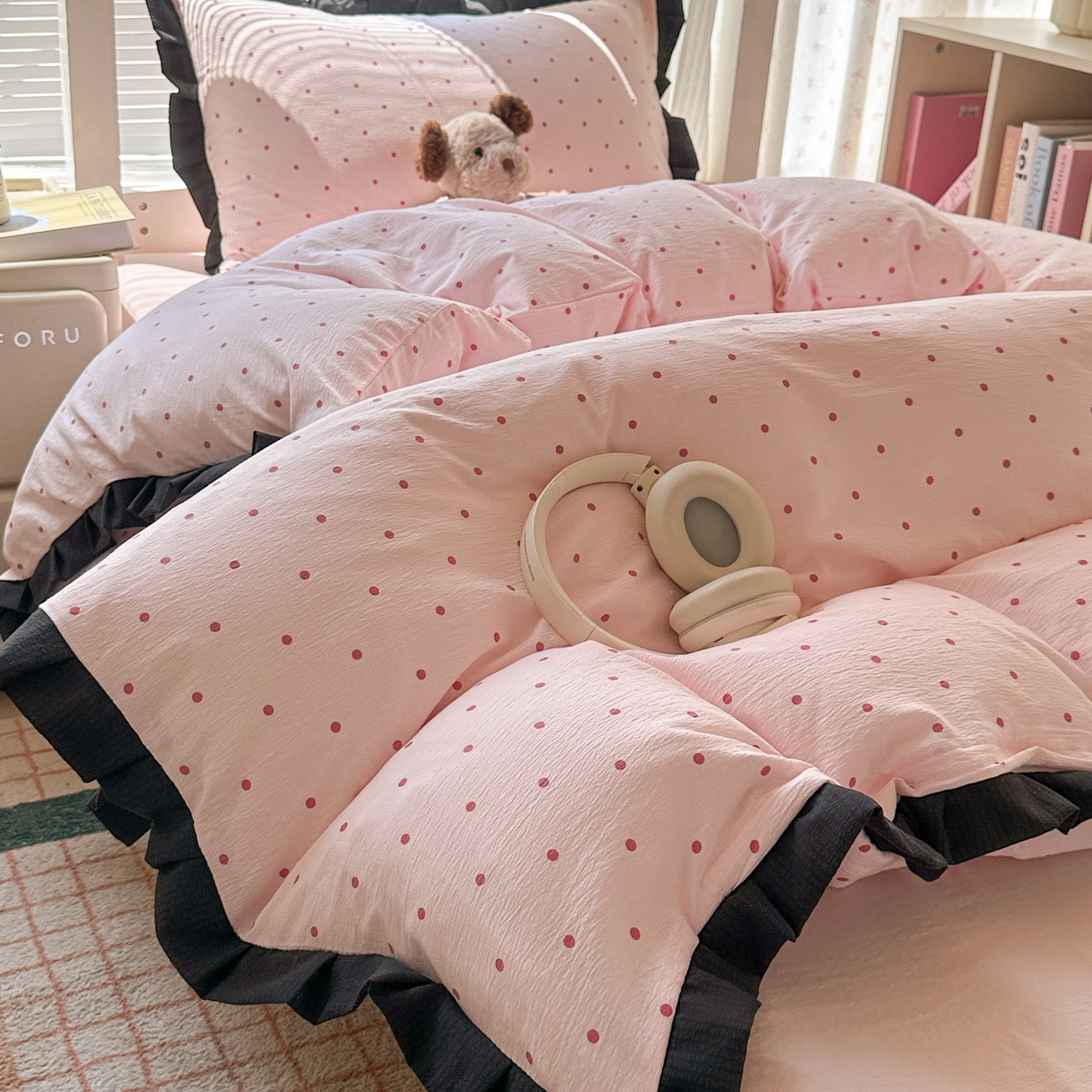 91家纺网 家纺一手货源 找家纺 韩巢家纺 2025新款小波点学生宿舍寝室上下铺三件套开学季花边被套四件套 红深粉波点【黑皱皱花边款】