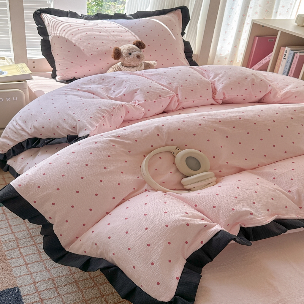 91家纺网 家纺一手货源 找家纺 韩巢家纺 2025新款小波点学生宿舍寝室上下铺三件套开学季花边被套四件套 红深粉波点【黑皱皱花边款】