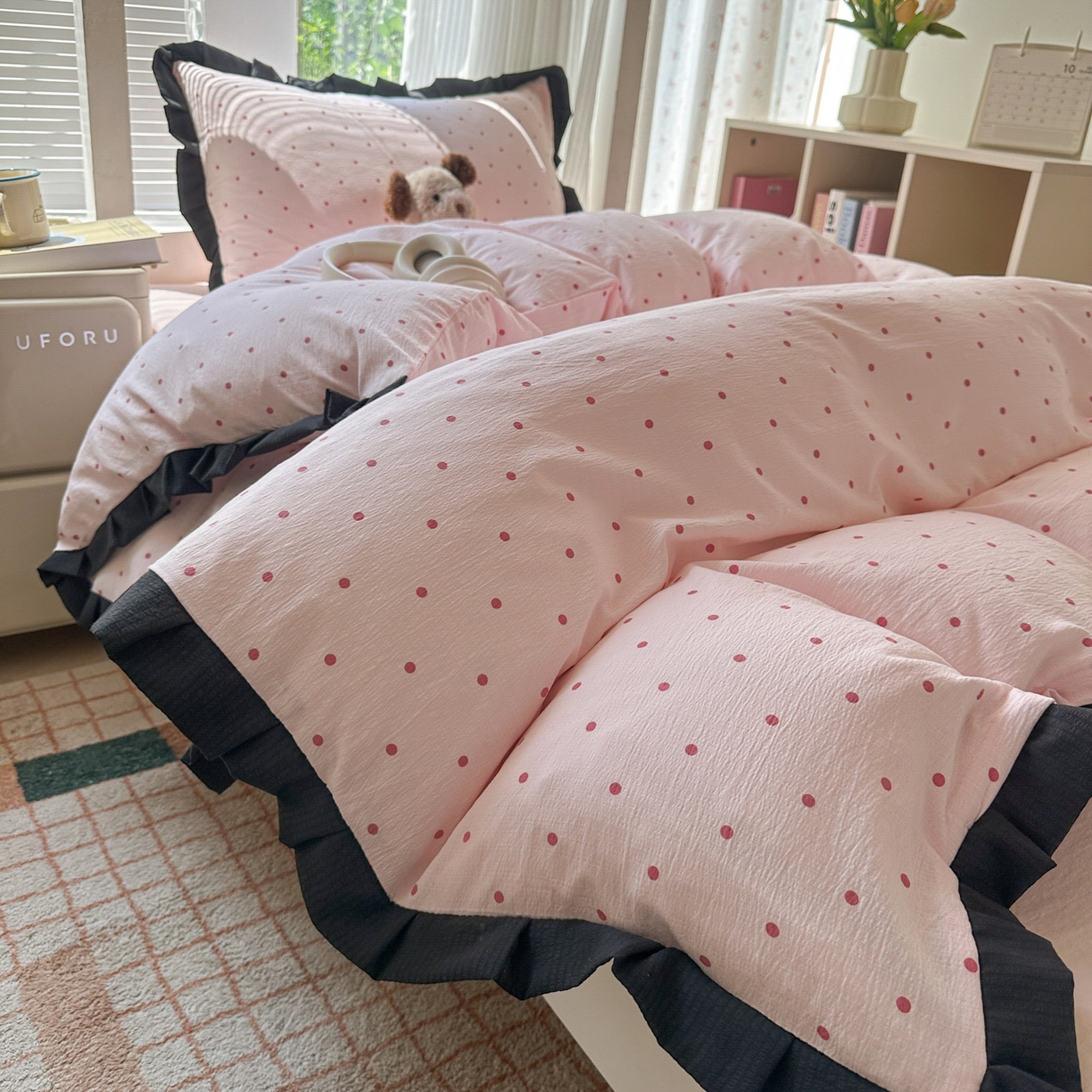 91家纺网 家纺一手货源 找家纺 韩巢家纺 2025新款小波点学生宿舍寝室上下铺三件套开学季花边被套四件套 红深粉波点【黑皱皱花边款】