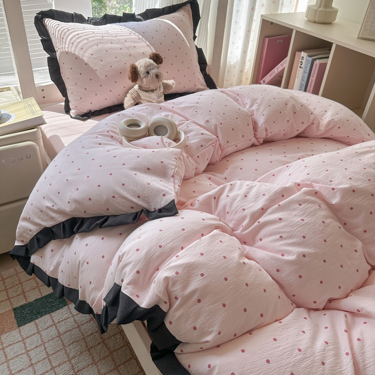 91家纺网 家纺一手货源 找家纺 韩巢家纺 2025新款小波点学生宿舍寝室上下铺三件套开学季花边被套四件套 红深粉波点【黑皱皱花边款】