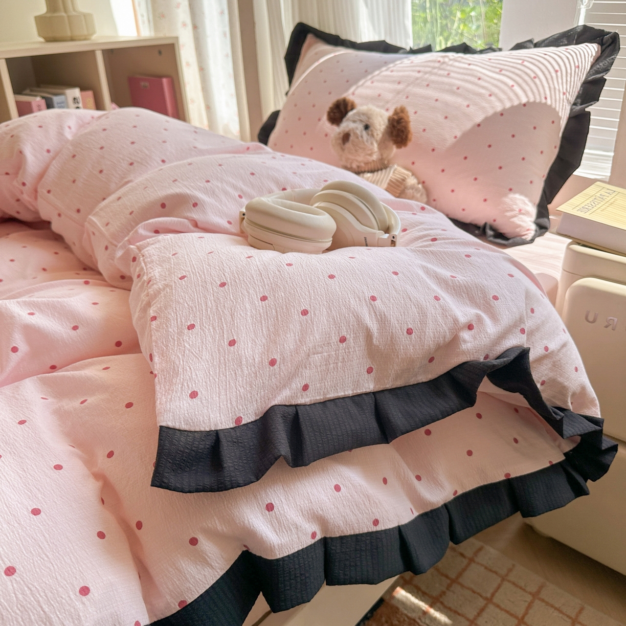 91家纺网 家纺一手货源 找家纺 韩巢家纺 2025新款小波点学生宿舍寝室上下铺三件套开学季花边被套四件套 红深粉波点【黑皱皱花边款】