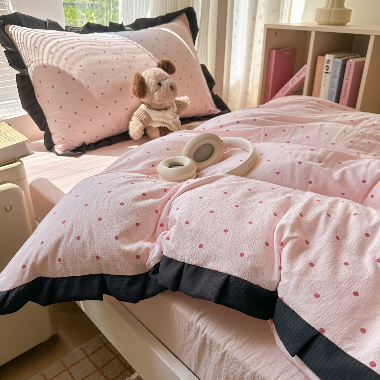 91家纺网 家纺一手货源 找家纺 韩巢家纺 2025新款小波点学生宿舍寝室上下铺三件套开学季花边被套四件套 红深粉波点【黑皱皱花边款】