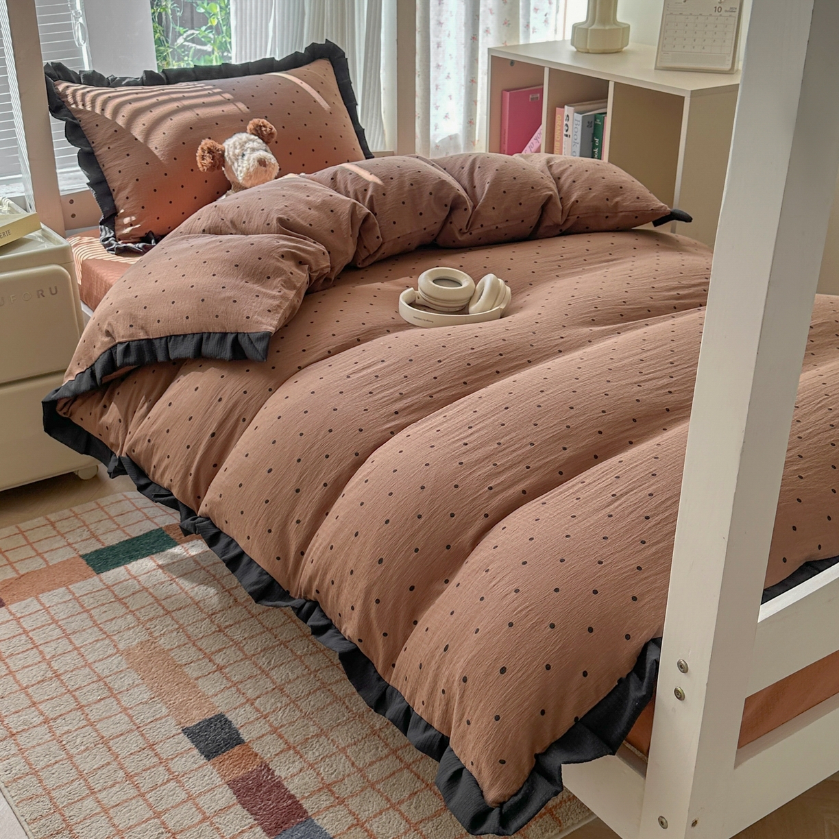 91家纺网 家纺一手货源 找家纺 韩巢家纺 2025新款小波点学生宿舍寝室上下铺三件套开学季花边被套四件套 咖波点【黑皱皱花边款】