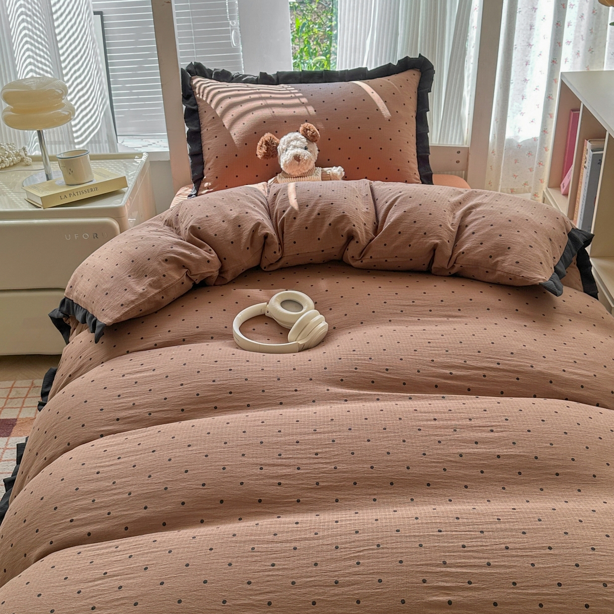 91家纺网 家纺一手货源 找家纺 韩巢家纺 2025新款小波点学生宿舍寝室上下铺三件套开学季花边被套四件套 咖波点【黑皱皱花边款】