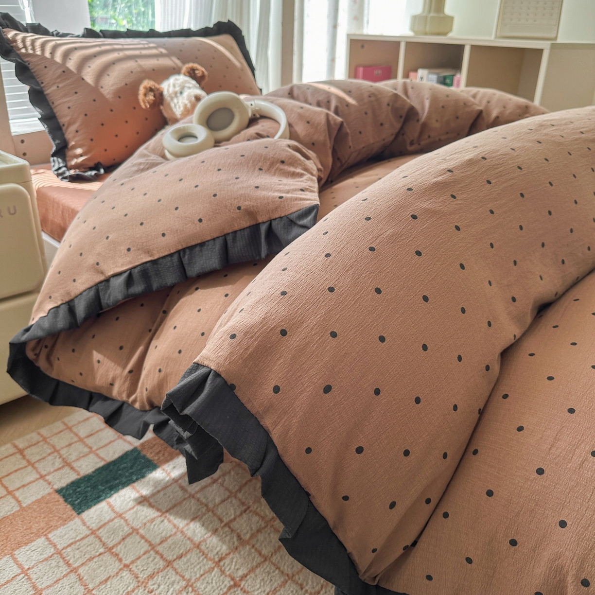 91家纺网 家纺一手货源 找家纺 韩巢家纺 2025新款小波点学生宿舍寝室上下铺三件套开学季花边被套四件套 咖波点【黑皱皱花边款】